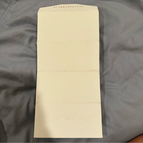 Quay Australia White 4 Pair Sunglasses Case - Picture 3 of 3